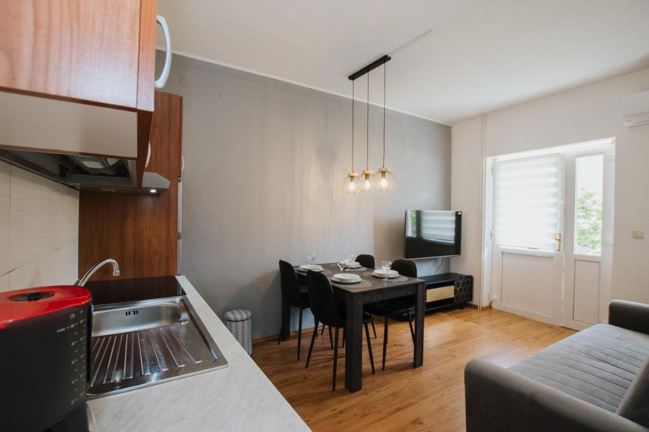 Apartment Deni Solin Exterior photo