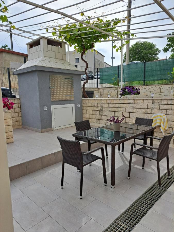 Apartment Deni Solin Exterior photo